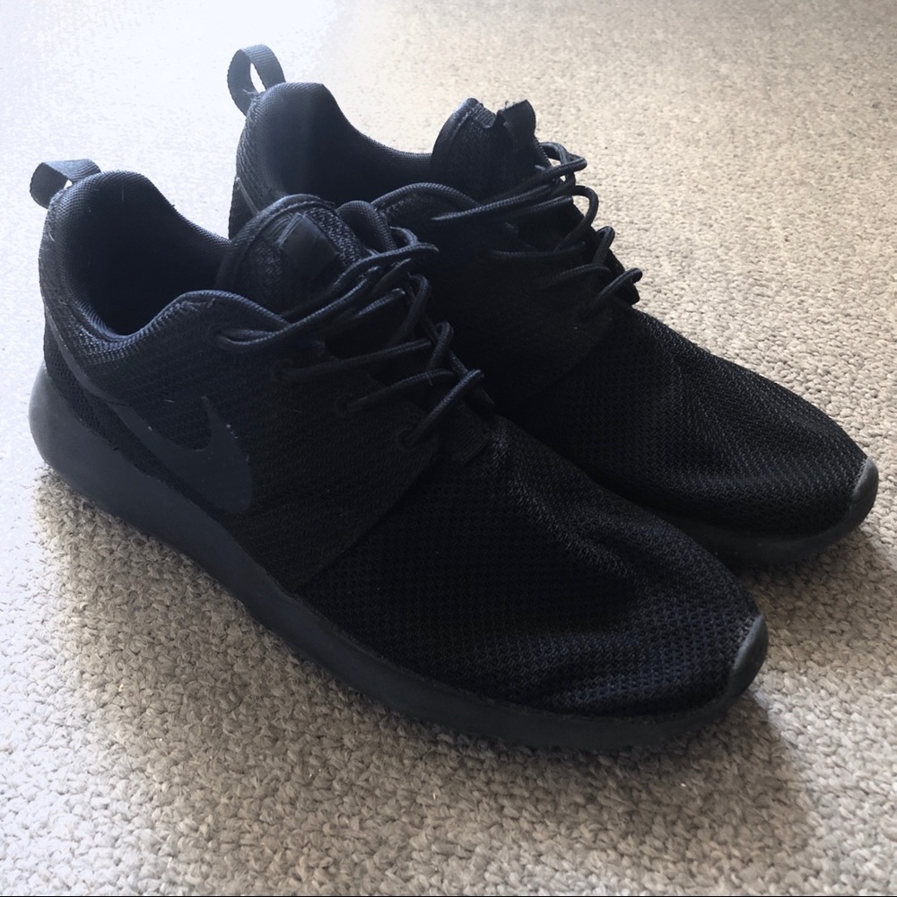 Nike Roshe Size 9.5 Men’s ALL BLACK